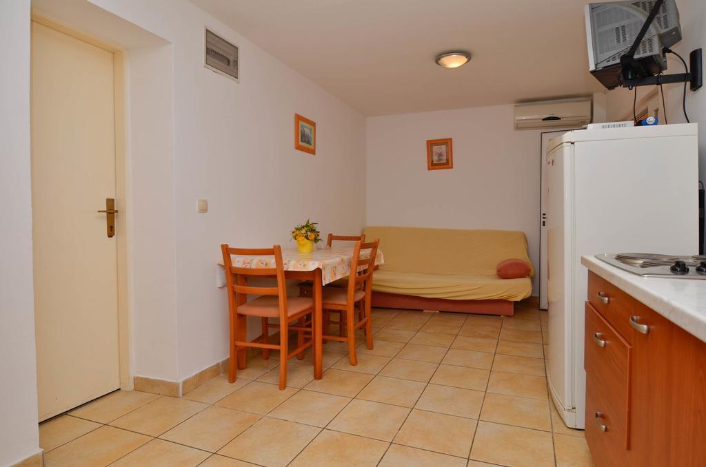 Apartments Karla Orebić Стая снимка